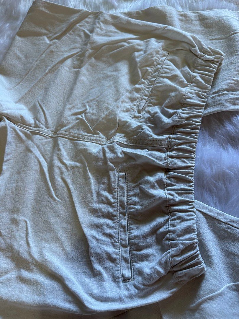 Uniqlo Linen Jogger Pants (Category: Jeans) located in Baguio. Submitted by julia.ae (Listing ID 1407425266, Image 2). Description: Best fits: 26-28 Condition: 10/10 Loose, very comfy! Used a few times only. No longer like jogger type pants. 💰Payment first 🚚 J&T.