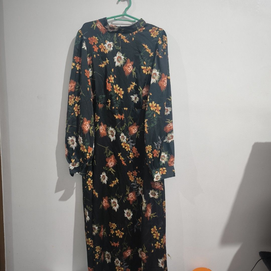 Vila Floral Maxi Dress - Large (Category: Dresses) located in Makati City. Submitted by mampuan (Listing ID 1407465062, Image 1). Description: - Vila maxi dress - Size: EU 40 - Features a black base with vibrant floral print - Long sleeves and mock neck - Fitted waist - Flowing skirt - Perfect for special occasions - Washed and stored only, too big for my frame.