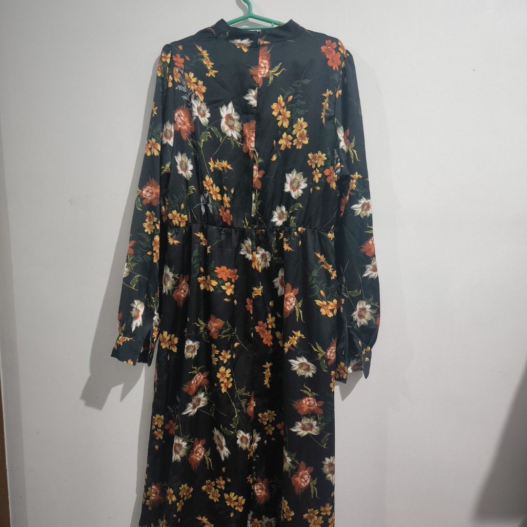 Vila Floral Maxi Dress - Large (Category: Dresses) located in Makati City. Submitted by mampuan (Listing ID 1407465062, Image 3). Description: - Vila maxi dress - Size: EU 40 - Features a black base with vibrant floral print - Long sleeves and mock neck - Fitted waist - Flowing skirt - Perfect for special occasions - Washed and stored only, too big for my frame.