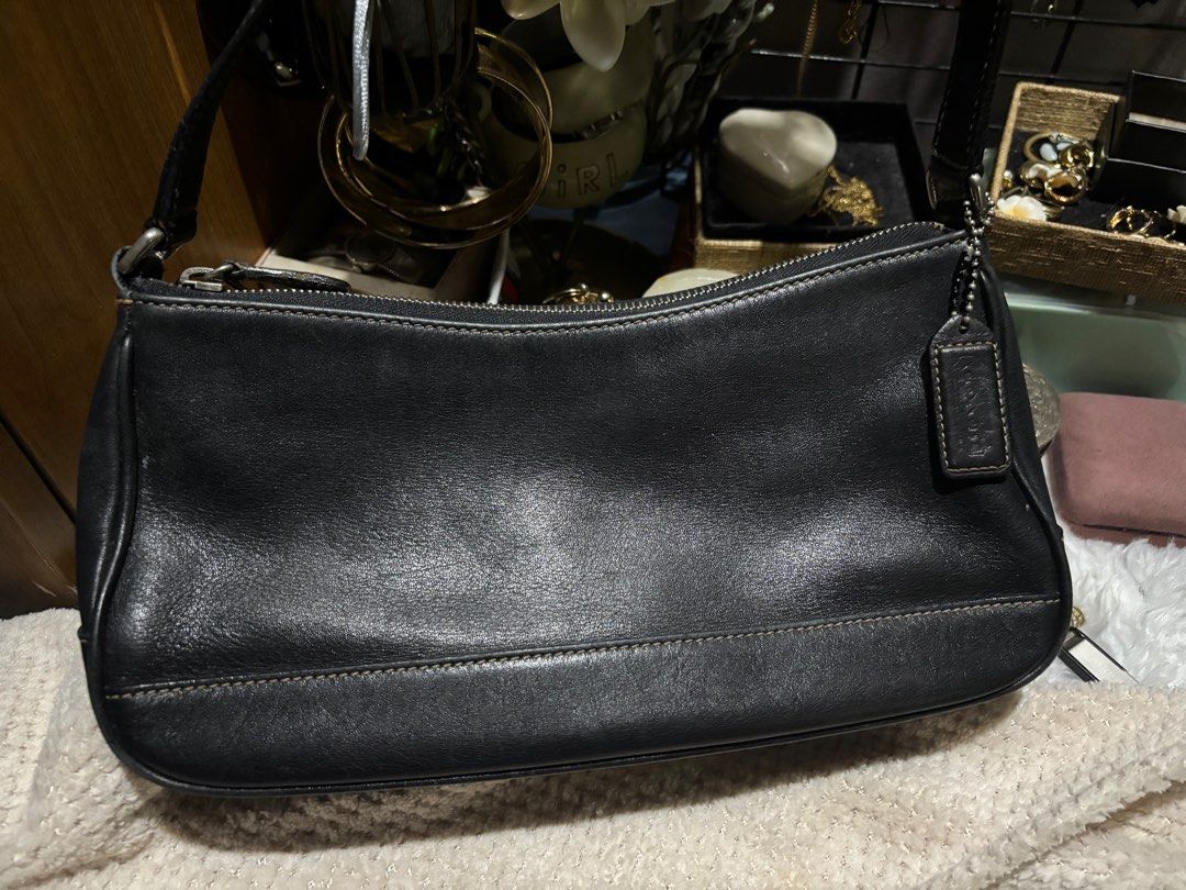 Vintage: BLACK COACH BAG SHOULDER BAG (Category: Luxury Bags & Wallets) located in Makati City. Submitted by lydeclutter28 (Listing ID 1407510020, Image 2). Description: 💋OWN PRELOVED: Orig VINTAGE COACH BAG 👉From 3,500 NOW FOR ONLY 2,899 ONLY 👉NO ISSUE, 👉BAGAY SA LAHAT NG OCCATION.