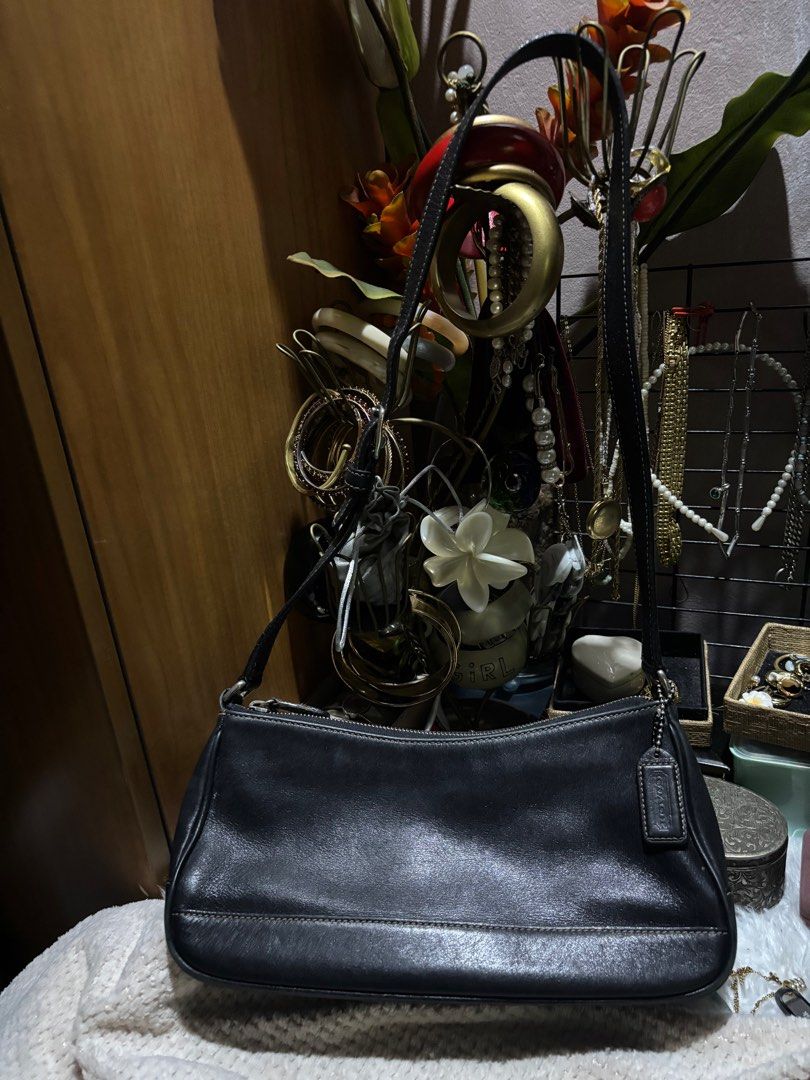 Vintage: BLACK COACH BAG SHOULDER BAG (Category: Luxury Bags & Wallets) located in Makati City. Submitted by lydeclutter28 (Listing ID 1407510020, Image 1). Description: 💋OWN PRELOVED: Orig VINTAGE COACH BAG 👉From 3,500 NOW FOR ONLY 2,899 ONLY 👉NO ISSUE, 👉BAGAY SA LAHAT NG OCCATION.