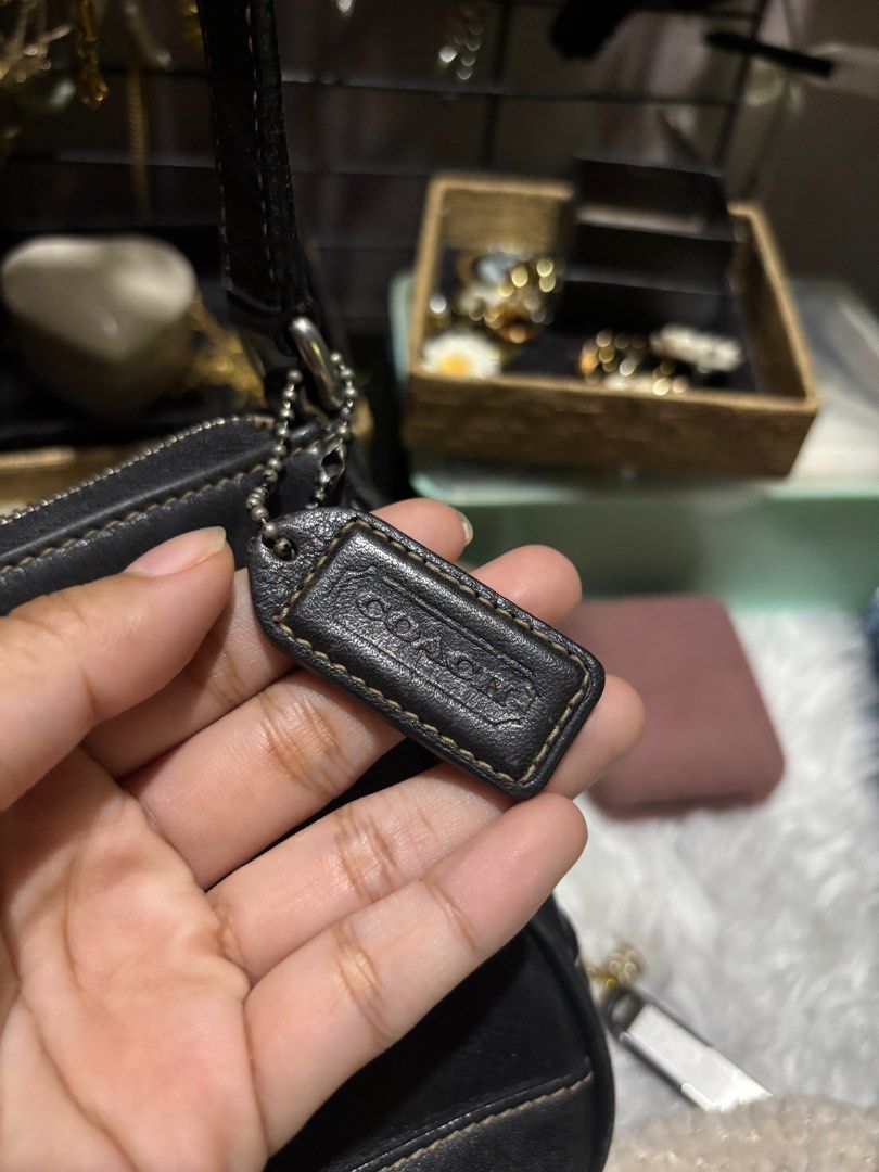 Vintage: BLACK COACH BAG SHOULDER BAG (Category: Luxury Bags & Wallets) located in Makati City. Submitted by lydeclutter28 (Listing ID 1407510020, Image 3). Description: 💋OWN PRELOVED: Orig VINTAGE COACH BAG 👉From 3,500 NOW FOR ONLY 2,899 ONLY 👉NO ISSUE, 👉BAGAY SA LAHAT NG OCCATION.