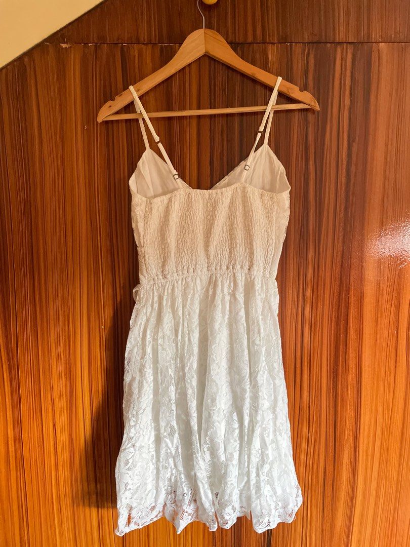 White textured dainty dress (Category: Dresses) located in Cebu City. Submitted by chloeverkauft (Listing ID 1407460588, Image 3). Description: - Used lightly years ago - Fits S-M frame - Still looks good and new 💖 - No flaws ❗️ 📌Take ALL listed items for 2800 !! 💖 - Will accept via gcash & bank only .