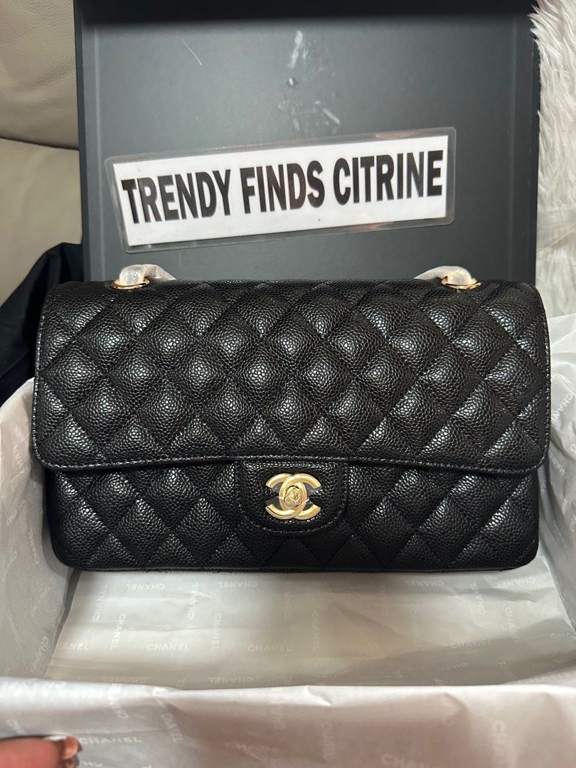 🇯🇵2.55 Flap (Category: Luxury Bags & Wallets) located in Manila. Submitted by trendyfindscitrine (Listing ID 1410736297, Image 1). Description: 25 cm Genuine caviar leather Actual photo Comes with box, dust bag , care cards.