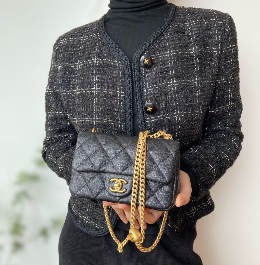 尖沙咀實體店 支持置換 全新Chanel 香奈兒愛心包調節19cm （分類：手袋及銀包）位於 Hong Kong。 由 reluxury_ 提交（商品編號 1410878307，圖片 2）。簡介： 全新Chanel 香奈兒愛心包調節19cm full set 支持以舊換新 ⏰營業時間：星期一至六PM 1:00-7:00 (請提前預約) 🔟年專業名牌正品代購團隊長期歐洲專櫃採購 歡迎來圖查價 If you require any further information, feel free to contact me or make appointment with me if you interested. 💯樂意陪驗💯 ✅Payment 💰💳 Visa Master Alipay WeChat Cash FPS 💰信用卡（需加手續費handing charge） 💳VISA/MC/AE +1.8 % Alipay/WeChat +1.6% CUP銀聯 +2.7% ❌不收支