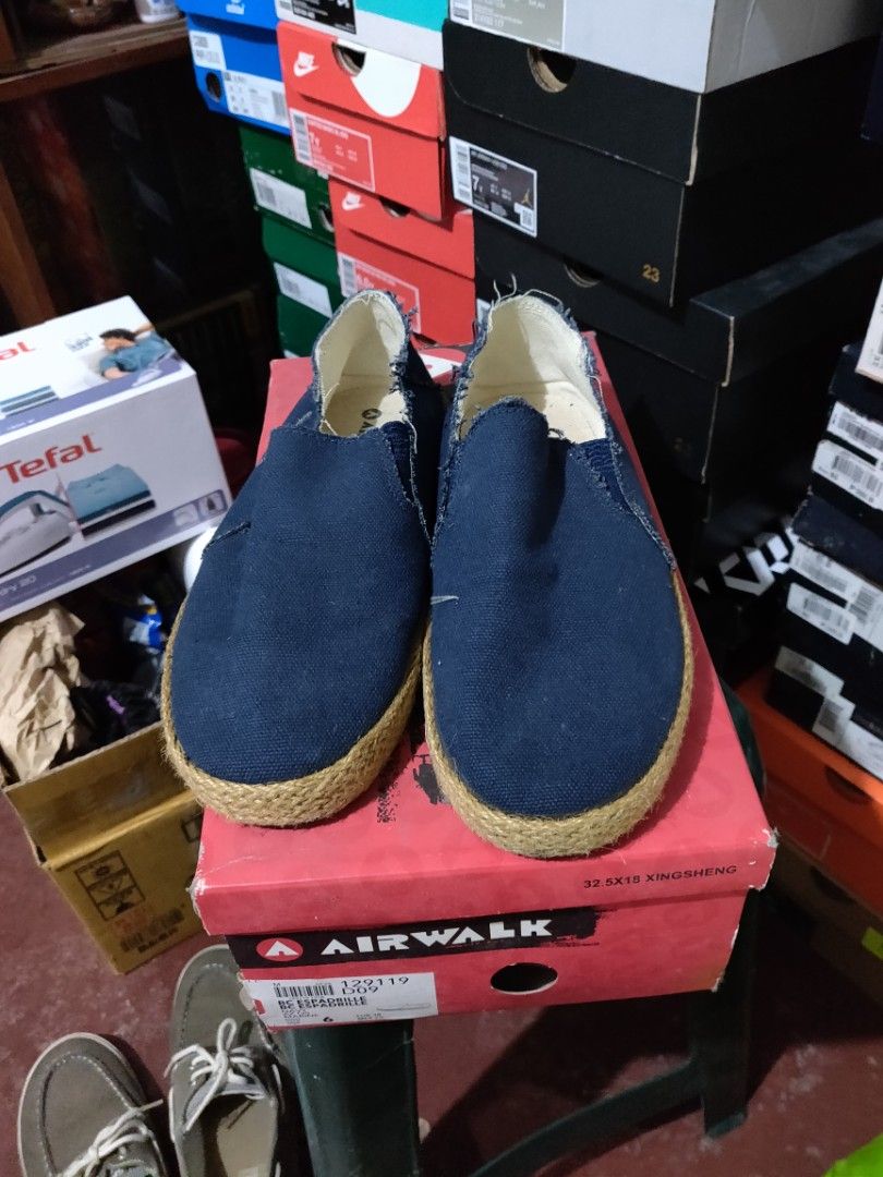 Airwalk Espadrille Navy (Category: Flats & Sandals) located in Valenzuela. Submitted by jaypee.jaypee (Listing ID 1410900094, Image 3). Description: - Airwalk espadrilles - Color: Navy Blue - Size: 6 (EUR 38, MEX 25) - Material: Canvas upper, rope sole - Includes original box - Condition: Worn.