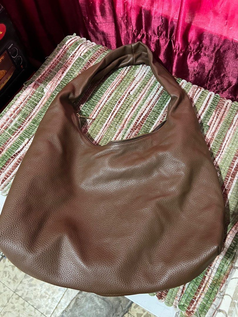 Aztrid Hobo Bag Medium old version (Category: Luxury Bags & Wallets) located in Manila. Submitted by nicanini (Listing ID 1410741107, Image 3). Description: Old version - the one with no Aztrid logo Color: espresso Size: medium bought from aztrid tiktok shop No issues on the handle and zipper served as my work bag Selling for 300 php last price .
