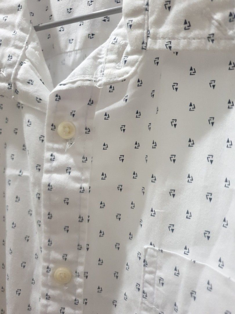 Baleno White Printed Shirt - XL (Category: Tshirts & Polo Shirts ) located in Manila. Submitted by sansairo (Listing ID 1410739706, Image 3). Description: - Baleno white shirt - Size: XL - Features a subtle, repeating print - Classic button-down style - Includes a collar - Single chest pocket - Made from lightweight fabric - Ideal for warm weather.