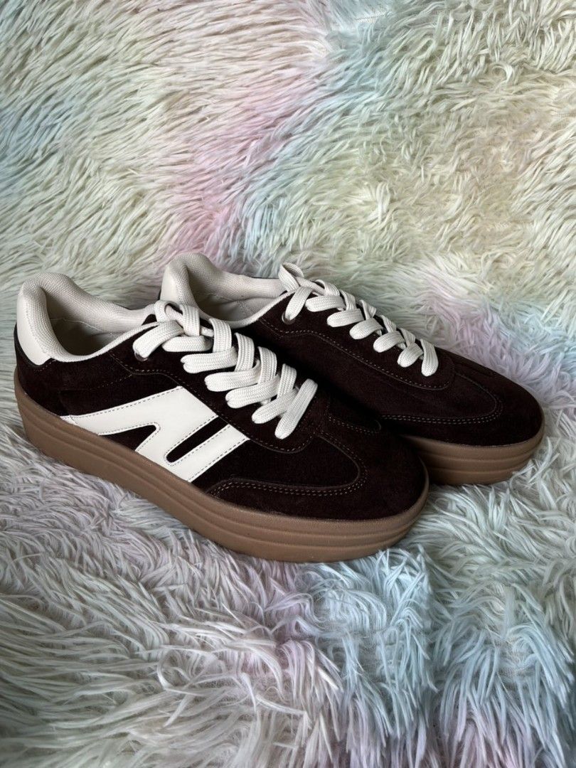 Brown and White Sneakers - Size 9 (Category: Sneakers) located in Pasay City. Submitted by trioglam (Listing ID 1410846602, Image 3). Description: - Stylish brown and white sneakers - Classic design with white stripe - Brown sole and laces - Size: 9 (EUR 43, 27cm) - Great for everyday use.