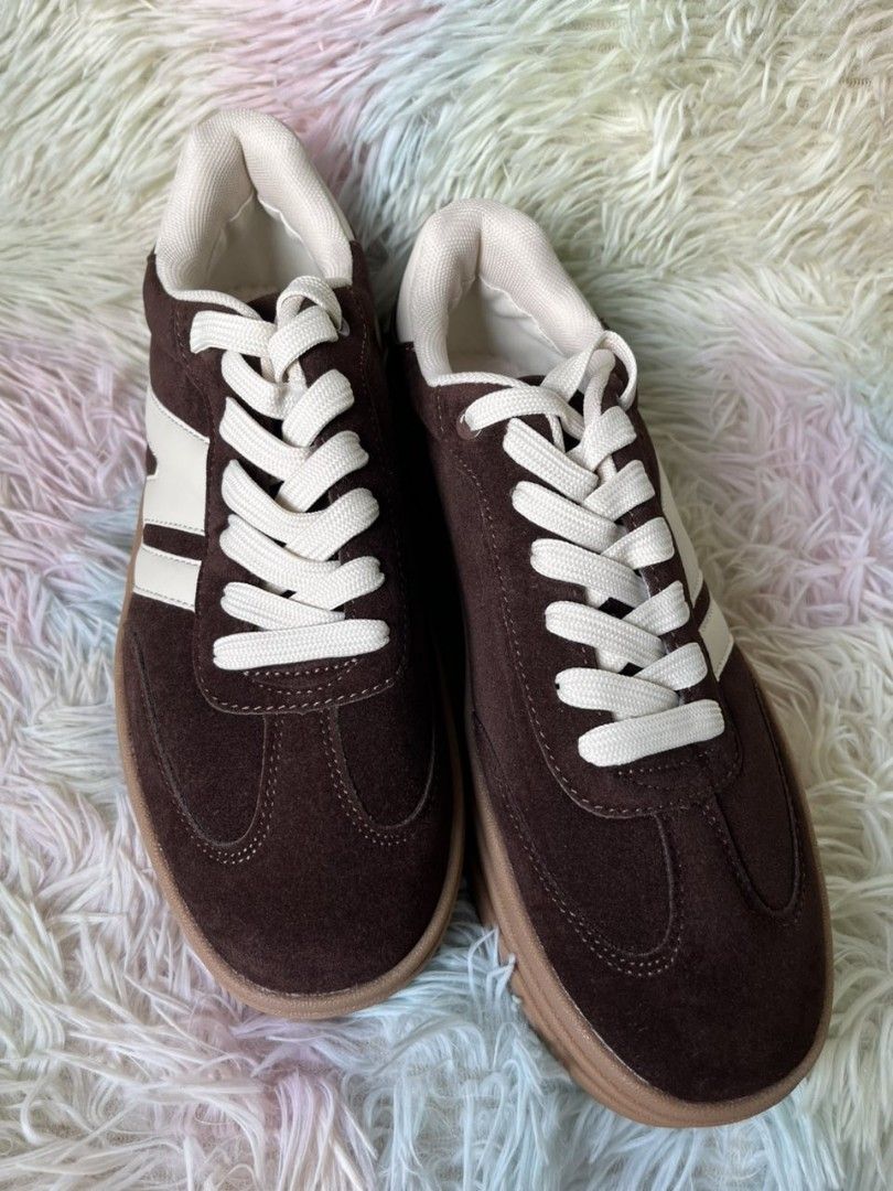 Brown and White Sneakers - Size 9 (Category: Sneakers) located in Pasay City. Submitted by trioglam (Listing ID 1410846602, Image 2). Description: - Stylish brown and white sneakers - Classic design with white stripe - Brown sole and laces - Size: 9 (EUR 43, 27cm) - Great for everyday use.
