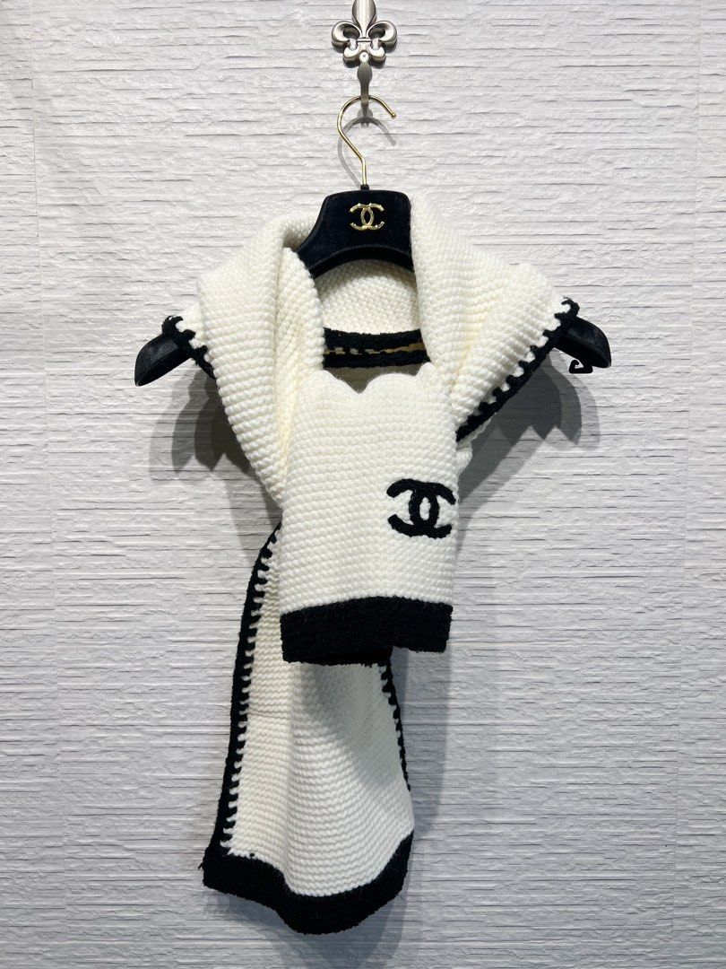 ⚜️Chanel White knit scarf (Category: Luxury Accessories) located in Makati City. Submitted by 90sangel (Listing ID 1410873102, Image 1). Description: •Item: Chanel white knit scarf •Size: One size •Condition: As New, no hidden issue *includes paperbag & carecard only *SALE!.