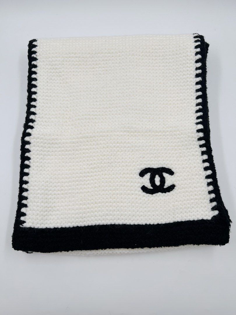 ⚜️Chanel White knit scarf (Category: Luxury Accessories) located in Makati City. Submitted by 90sangel (Listing ID 1410873102, Image 3). Description: •Item: Chanel white knit scarf •Size: One size •Condition: As New, no hidden issue *includes paperbag & carecard only *SALE!.