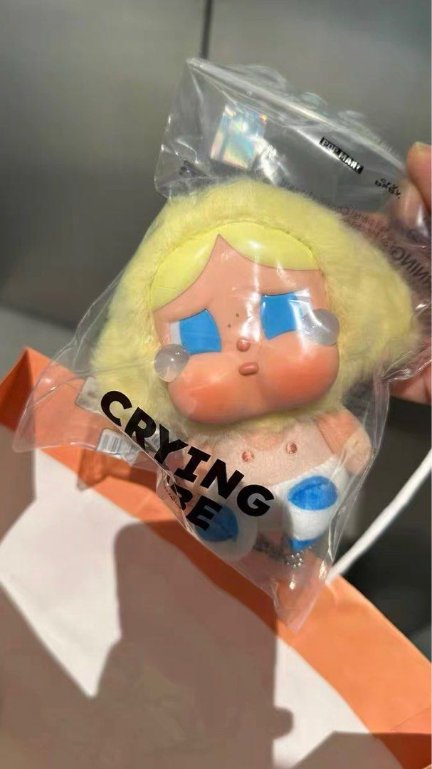 現貨] Crybaby 上海展初生棕/ 初生白吊卡, 興趣及遊戲, 玩具& 遊戲類