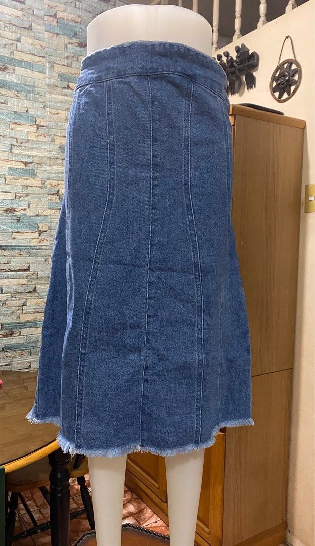 Forever 21 Denim Skirt XL (Category: Skirts) located in Rizal. Submitted by shoppables (Listing ID 1410865923, Image 2). Description: - Forever 21 denim skirt - Light blue wash - Size: XL - Fit-and-flare silhouette - Raw hem - Back zipper closure - Waist: Approximately 34 inches - Length: Approximately 25 inches.