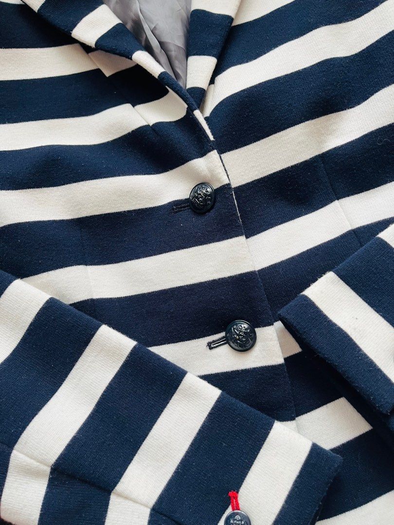 Gap Academy Blazer (Category: Others Tops) located in Rizal. Submitted by bubbles_1313 (Listing ID 1410789277, Image 3). Description: rfs: DECLUTTERING - GAP blazer, shoulder parts are padded - good for formal/corporate attire - size S on tag.