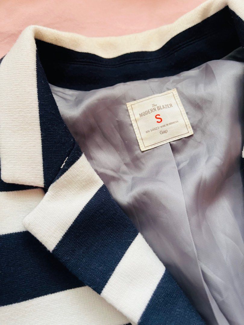 Gap Academy Blazer (Category: Others Tops) located in Rizal. Submitted by bubbles_1313 (Listing ID 1410789277, Image 2). Description: rfs: DECLUTTERING - GAP blazer, shoulder parts are padded - good for formal/corporate attire - size S on tag.
