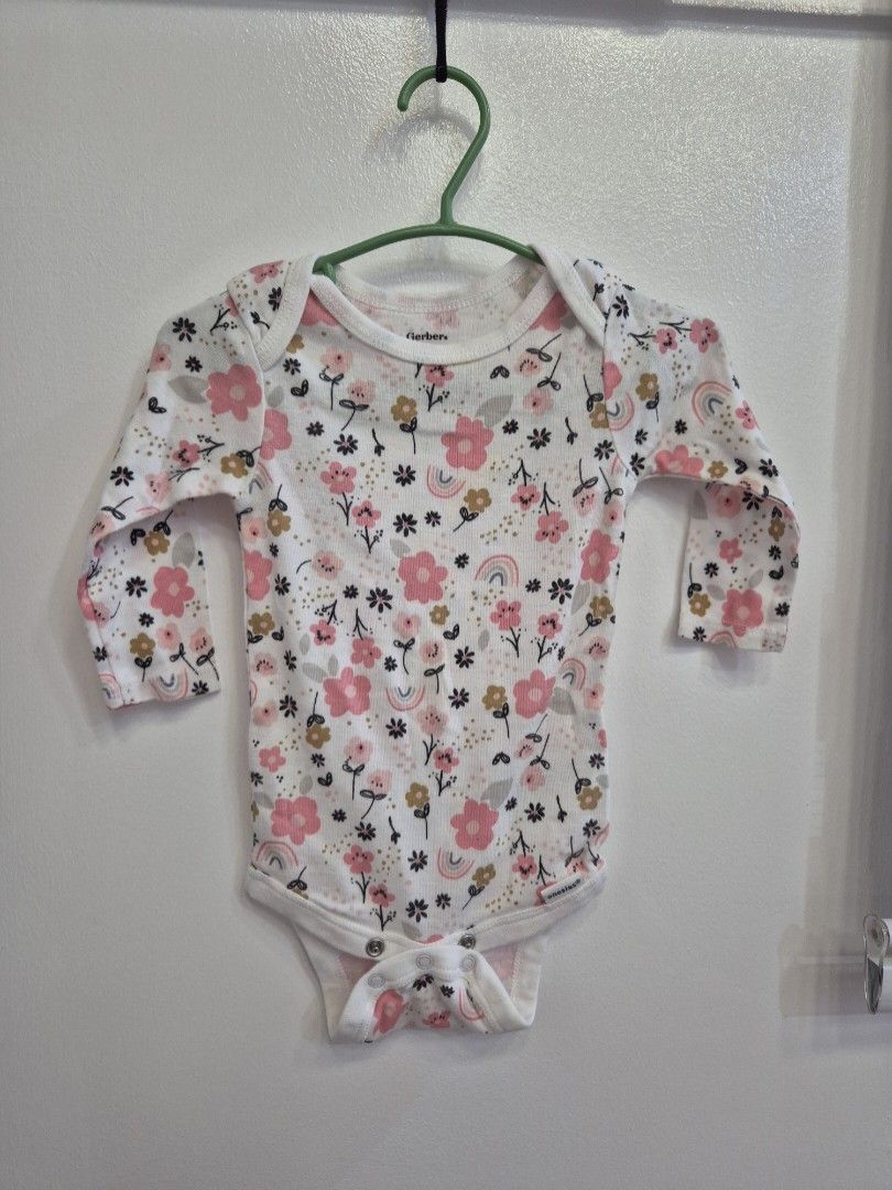 Gerber Baby Bodysuits 0-4 Months (Category: Babies & Kids Fashion) located in Manila. Submitted by jamdr66227 (Listing ID 1410878977, Image 1). Description: gerber onesies please see price in the photo..