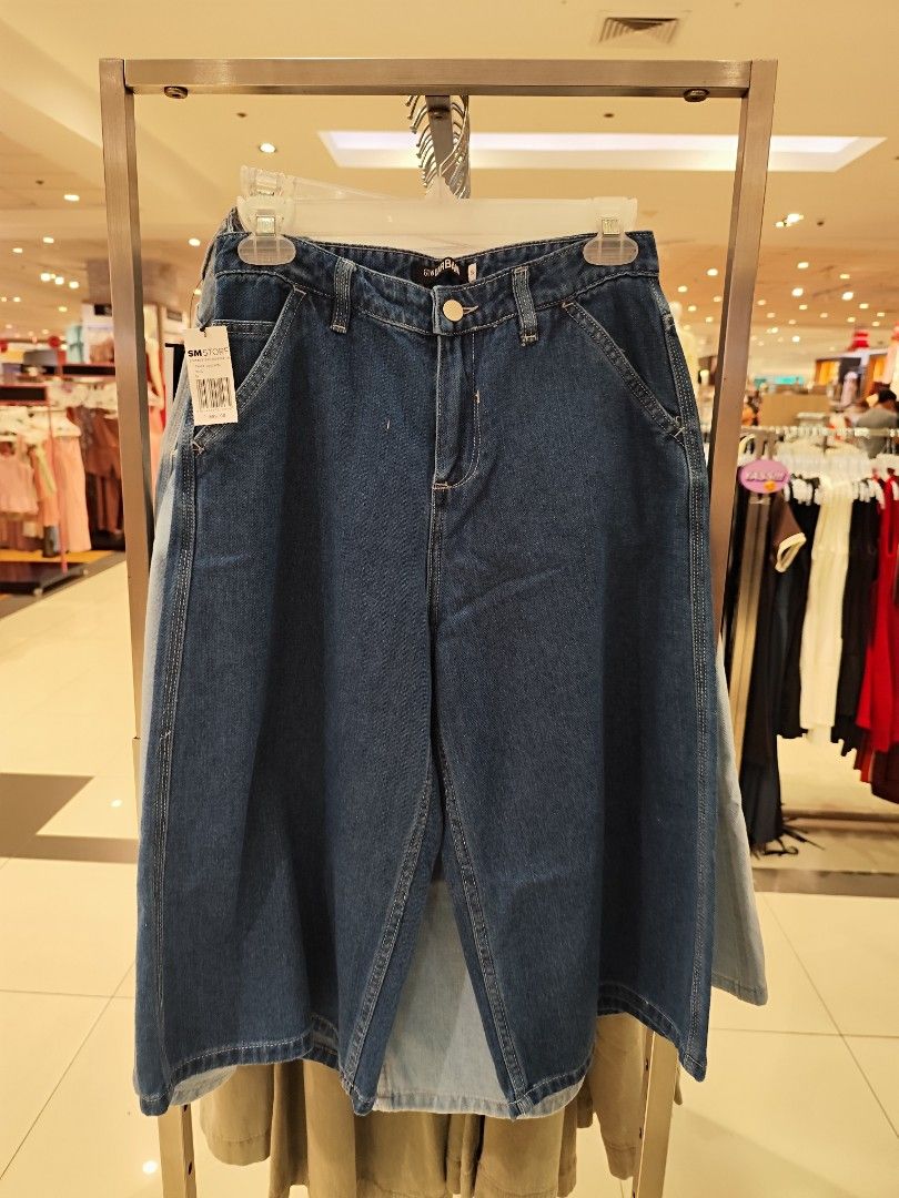 Jorts/ denim squarepants type XL (for size 30-31) (Category: Jeans) located in Cavite. Submitted by jane_ava (Listing ID 1410896709, Image 1). Description: selling my recent purchase did not fit to me na kasi pumayat na im 28 size now best fit for 30-31 only original price 899.
