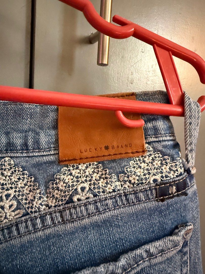Lucky Brand Pants (Category: Jeans) located in Candaba. Submitted by decklattering (Listing ID 1410731587, Image 3). Description: .