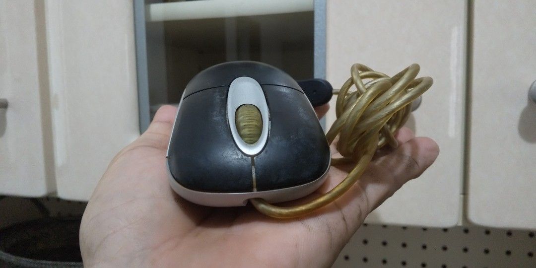 Microsoft Optical Mouse USB (Category: Mouse & Mousepads) located in Carmona. Submitted by rpute (Listing ID 1410752548, Image 1). Description: - Microsoft Optical Mouse - Classic design - Red translucent base - Black top with scroll wheel - USB connection - Gold-colored cable - Suitable for everyday use.