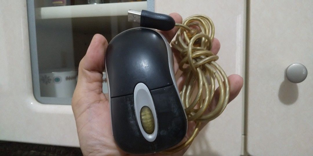 Microsoft Optical Mouse USB (Category: Mouse & Mousepads) located in Carmona. Submitted by rpute (Listing ID 1410752548, Image 2). Description: - Microsoft Optical Mouse - Classic design - Red translucent base - Black top with scroll wheel - USB connection - Gold-colored cable - Suitable for everyday use.