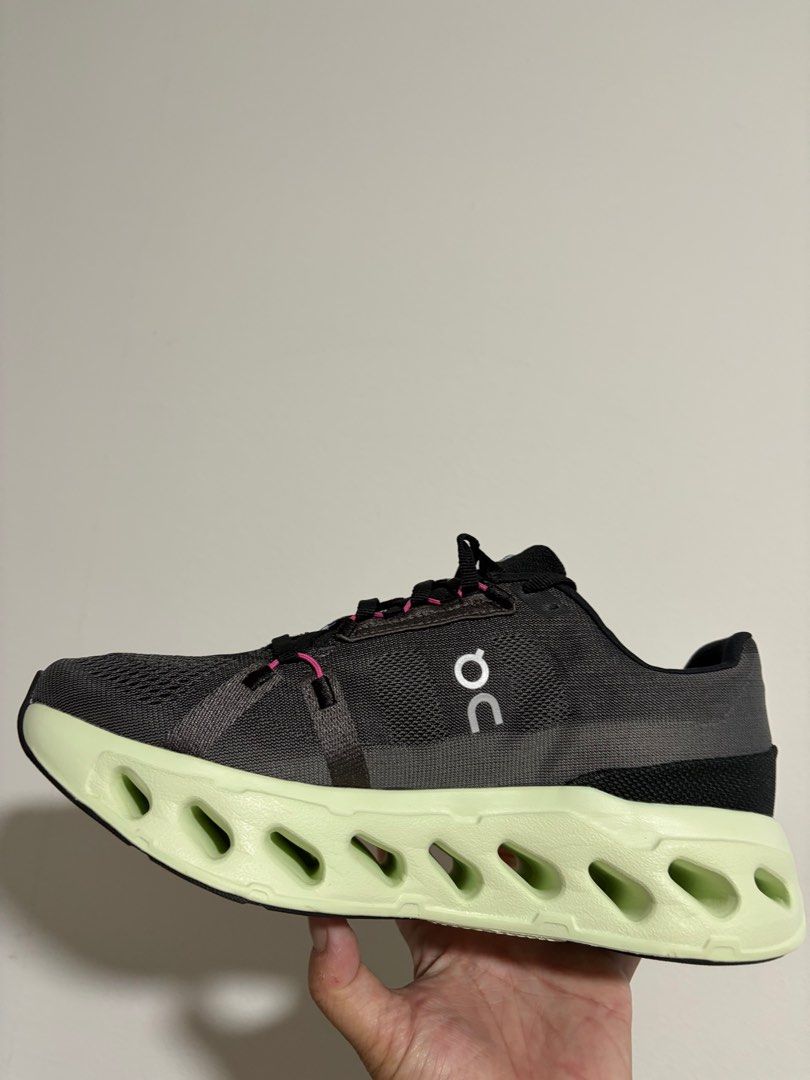 ON Cloud eclipse cloudeclipse US9 (Category: Sneakers) located in Singapore. Submitted by Full.Stop (Listing ID 1410785161, Image 1). Description: New with box USA 9.