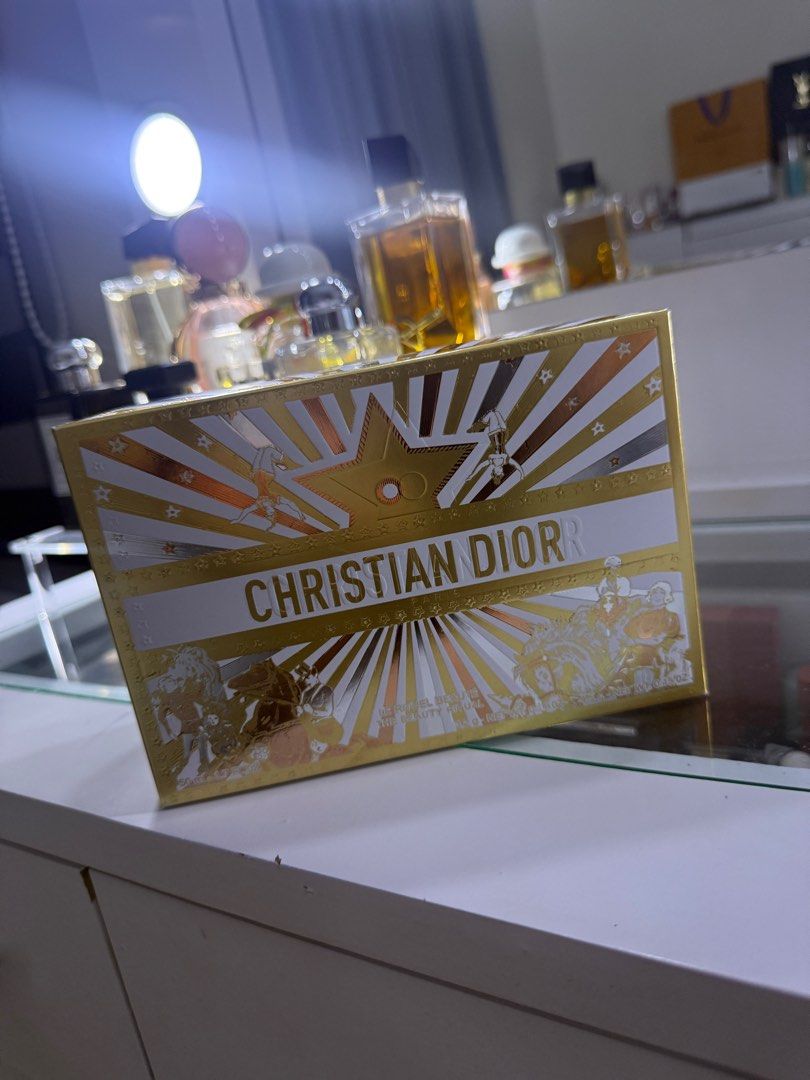 ONHAND ❗️Dior Holiday Pouch with box (Category: Makeup) located in Imus. Submitted by diana2999 (Listing ID 1410753585, Image 1). Description: Dior Holiday Pouch with box .