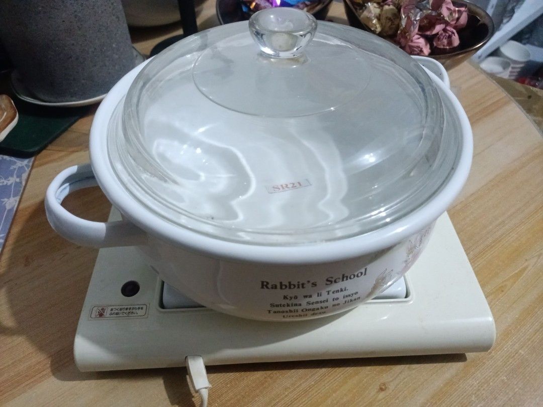 Rabbits School enamel cookware set (Category: BBQ, Grills & Hotpots) located in Cavite. Submitted by hammy18 (Listing ID 1410885084, Image 2). Description: enamel cookware set with glass lid and a matching stove.