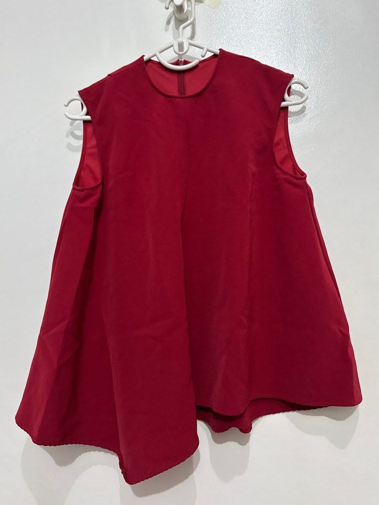 Red Asymmetrical Top (Category: Sleeveless) located in Mandaluyong City. Submitted by minasitems (Listing ID 1410887156, Image 2). Description: Top is thick and flowy! Nice asymmetrical top :) can be worn as is or tucked in Removed tags, washed, but needs ironing. Never worn RFS: Not my style anymore 📌 Dimensions (when laid flat): Width: 18 inches Length: 21-22 inches 📌 MOP: GCash 📌 MOD: Lalamove/Grab, J&T, GGX, LBC 📌 Location: Mandaluyong/Or