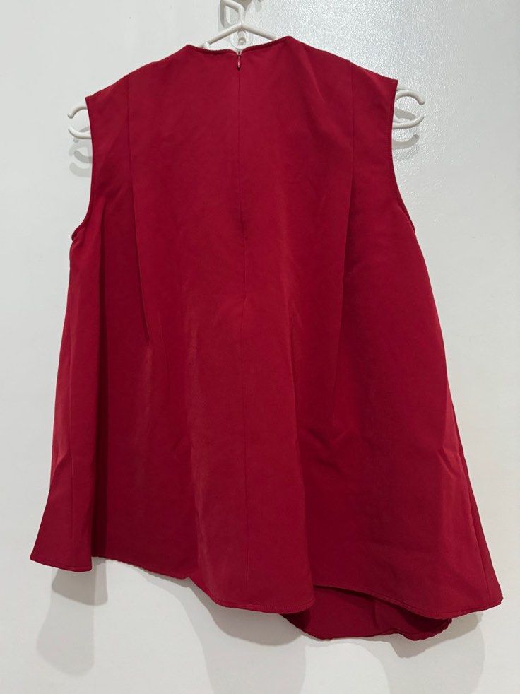 Red Asymmetrical Top (Category: Sleeveless) located in Mandaluyong City. Submitted by minasitems (Listing ID 1410887156, Image 3). Description: Top is thick and flowy! Nice asymmetrical top :) can be worn as is or tucked in Removed tags, washed, but needs ironing. Never worn RFS: Not my style anymore 📌 Dimensions (when laid flat): Width: 18 inches Length: 21-22 inches 📌 MOP: GCash 📌 MOD: Lalamove/Grab, J&T, GGX, LBC 📌 Location: Mandaluyong/Or