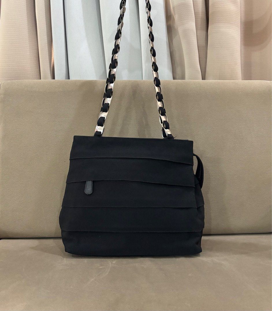 Salvatore Ferragamo Tote Bag (Category: Luxury Bags & Wallets) located in Paranaque City. Submitted by katlouieleandicho (Listing ID 1410736826, Image 3). Description: 💯Authentic 9/10 condition Made in Italy.