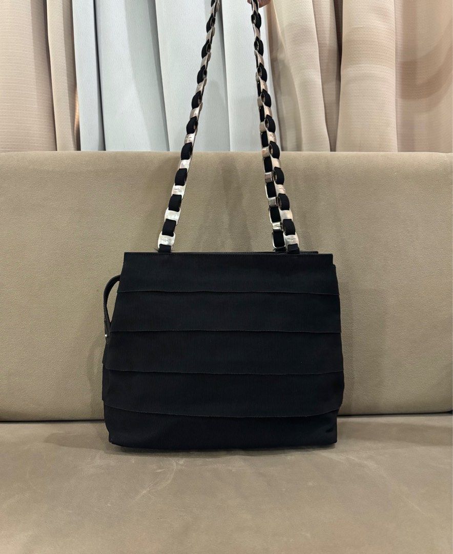 Salvatore Ferragamo Tote Bag (Category: Luxury Bags & Wallets) located in Paranaque City. Submitted by katlouieleandicho (Listing ID 1410736826, Image 2). Description: 💯Authentic 9/10 condition Made in Italy.