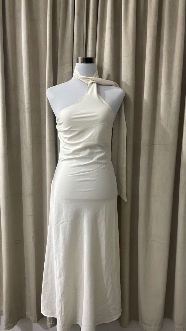 [ SOLD ] White Satin Midi Dress (Category: Dresses) located in Cavite. Submitted by devilourea (Listing ID 1410855201, Image 2). Description: - Smooth, flowing fabric - Ideal for special occasions - length: 47.5 - waist: 25-27 - with side zipper .