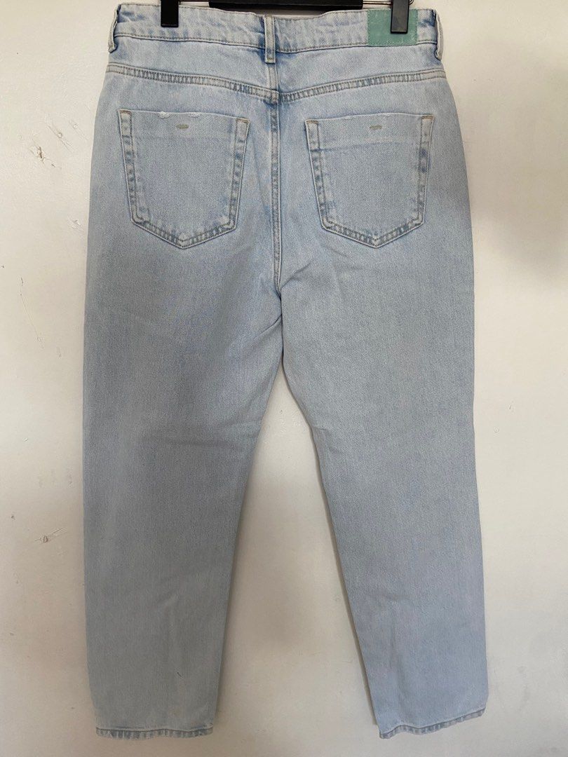 Zara Light Wash Jeans (Category: Jeans) located in San Fernando. Submitted by 4ases.declutter (Listing ID 1410731173, Image 2). Description: Size: EUR 36 / US 6 / MEX 26 - waist: 30 - Zara light wash jeans - Straight leg fit - Button closure - Great for everyday wear.