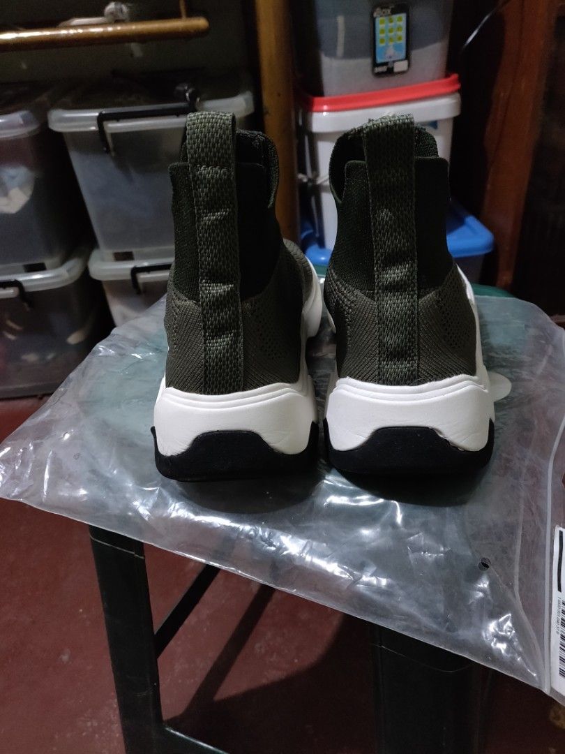 Zara Olive Green Sneakers Size 37 (Category: Sneakers) located in Valenzuela. Submitted by jaypee.jaypee (Listing ID 1410899809, Image 3). Description: - Zara sneakers in olive green - Size 37 - Zip closure - White sole - Excellent, unworn condition - Made in China.