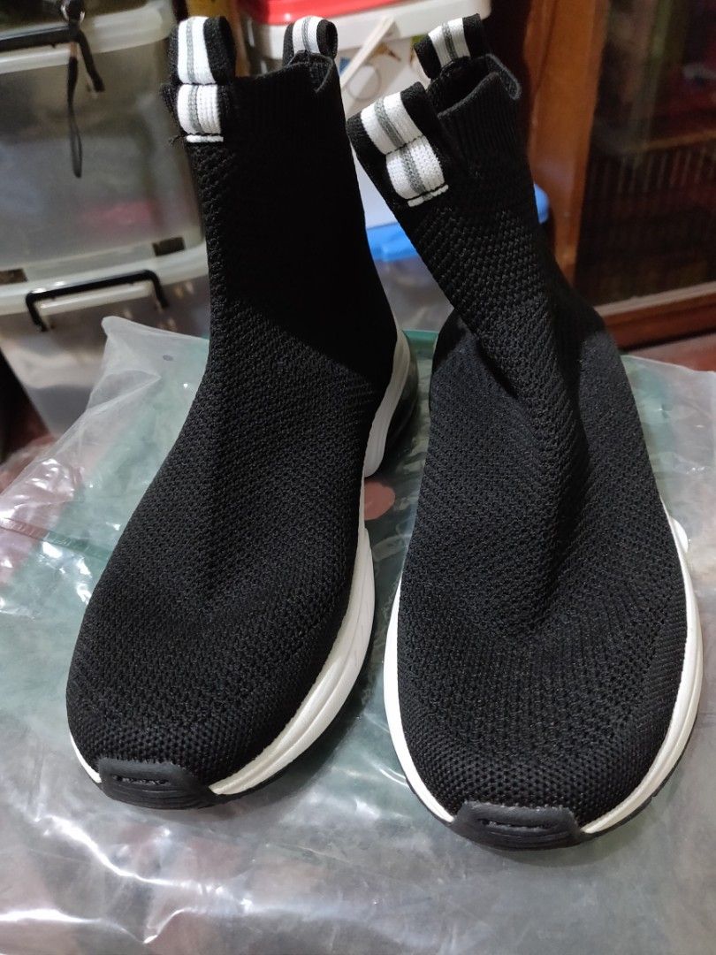 Zara Sock Sneakers Size 37 (Category: Sneakers) located in Valenzuela. Submitted by jaypee.jaypee (Listing ID 1410899668, Image 3). Description: - Zara sock sneakers - Black knit upper - White sole - Size: EU 37, CN 235/75 - Pull tab with white stripes - Made in China.