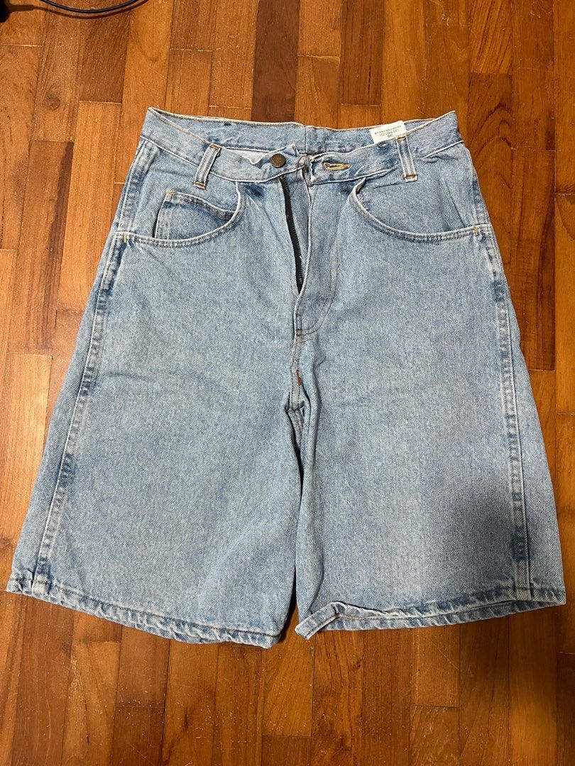 Assorted clothes (Category: Other Tops) located in Singapore. Submitted by exzl1e (Listing ID 1411020462, Image 2). Description: Dm me for the clothes ur int in since diff clothes has diff price/sizing.