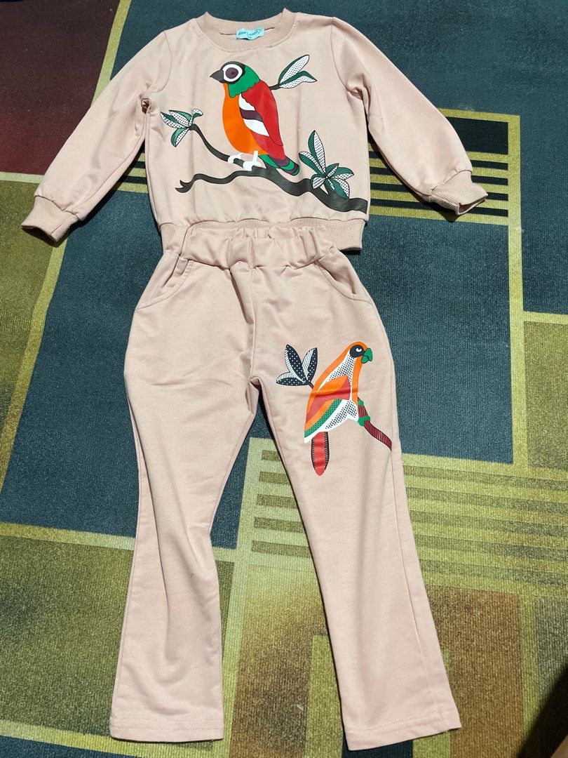 Bear Leader Bird Print Sweatshirt and Pants Set (Category: Babies & Kids Fashion) located in San Mateo. Submitted by sweet_reesee (Listing ID 1411035749, Image 1). Description: - Bear Leader kids' clothing set - Size: 100 - Color: Light Pink - Design: Bird print - Includes: Long-sleeved sweatshirt and pants - Comfortable material - Ideal for casual wear.