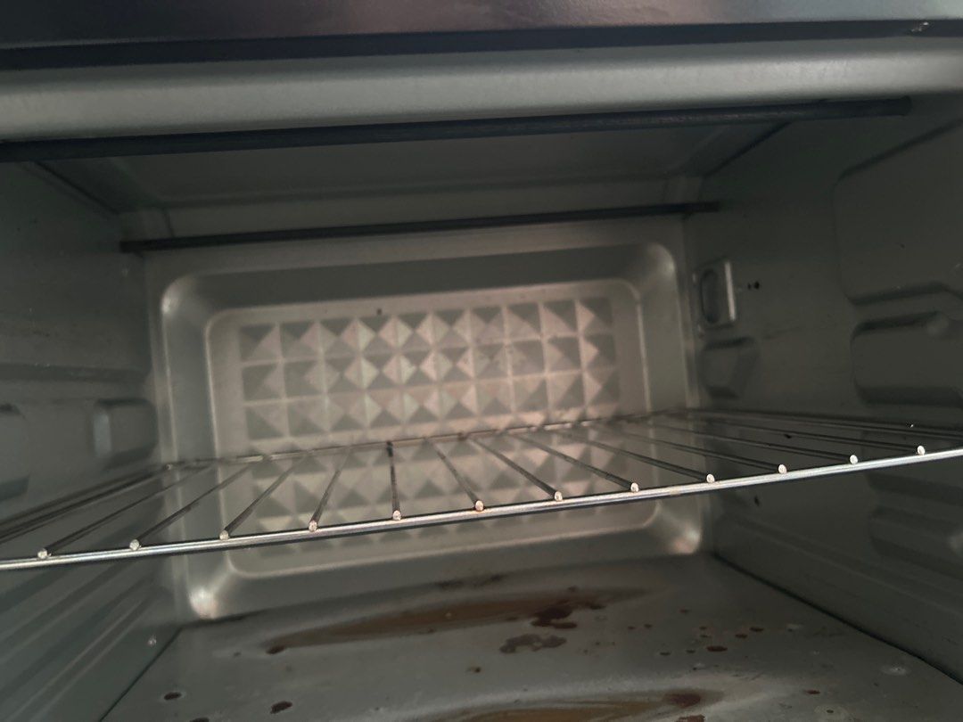 Black Oven with Orange Knobs （分類：焗爐及多士爐）位於 Hong Kong。 由 alligator9906 提交（商品編號 1410955625，圖片 2）。簡介： Black oven features orange control knobs. It includes a wire rack and a baking tray. The door opens downwards.。