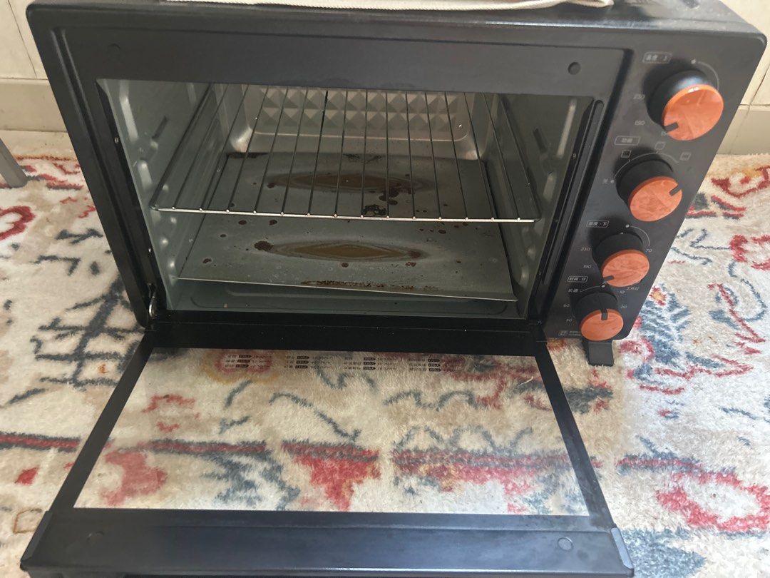 Black Oven with Orange Knobs （分類：焗爐及多士爐）位於 Hong Kong。 由 alligator9906 提交（商品編號 1410955625，圖片 1）。簡介： Black oven features orange control knobs. It includes a wire rack and a baking tray. The door opens downwards.。