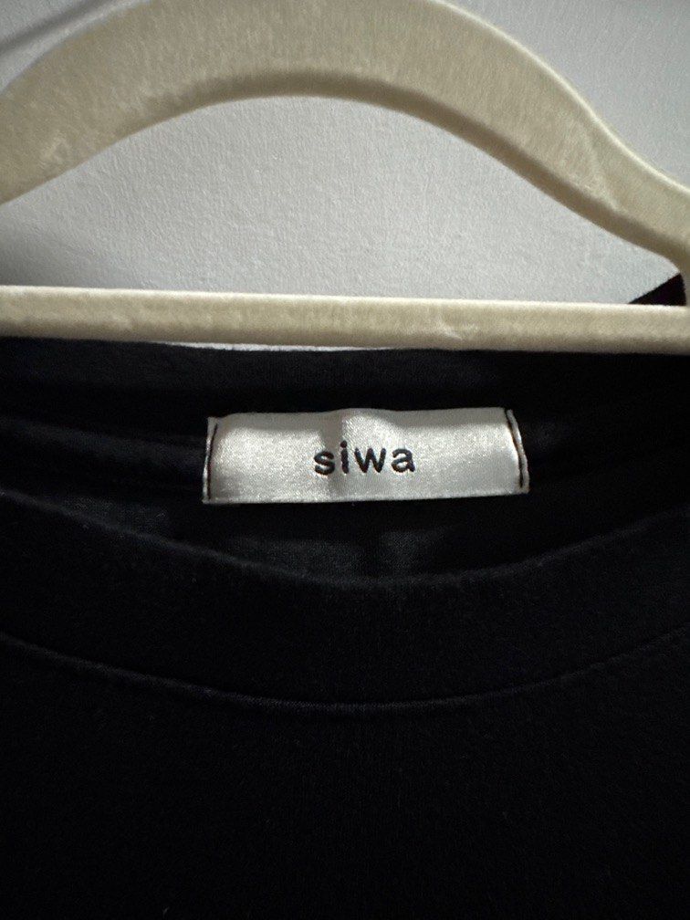 Black SIWA BASIC Pullover (Category: Activewear) located in Singapore. Submitted by shopaholicalzx (Listing ID 1411036588, Image 2). Description: Basic SIWA pullover - material like scuba - soft and cooling - side slit - ptp : 64cm up to 76cm across - length : 67cm By mail only .