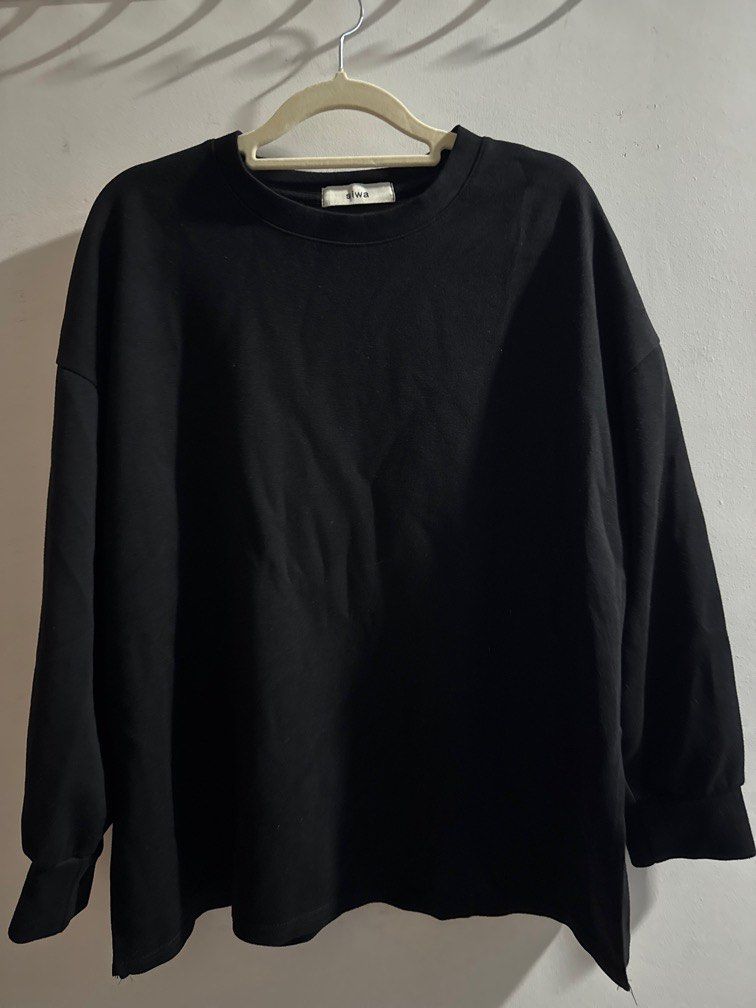 Black SIWA BASIC Pullover (Category: Activewear) located in Singapore. Submitted by shopaholicalzx (Listing ID 1411036588, Image 1). Description: Basic SIWA pullover - material like scuba - soft and cooling - side slit - ptp : 64cm up to 76cm across - length : 67cm By mail only .
