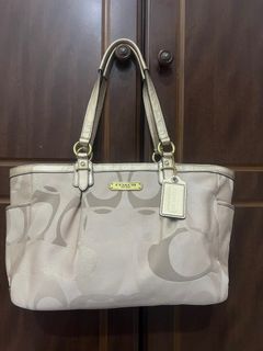 (Category: ) located in . Submitted by la.bagcollection (Listing ID 1411024910, Image 1). Description: .