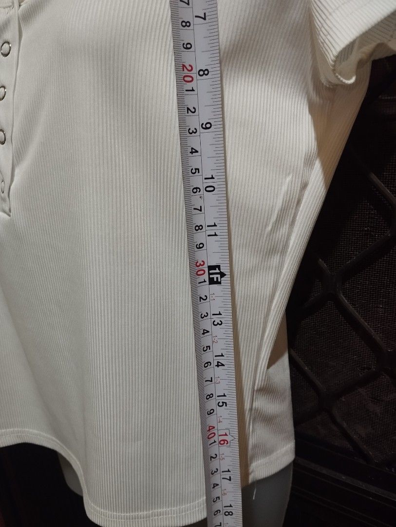 Dainty button up top (Category: Blouses) located in Cabanatuan. Submitted by epicurations21 (Listing ID 1410951581, Image 3). Description: bnwt.