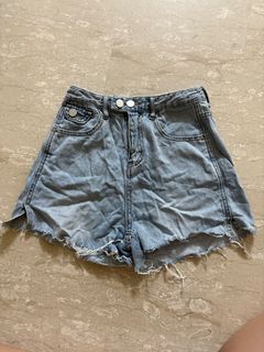 (Category: ) located in . Submitted by alliswellll (Listing ID 1411057886, Image 1). Description: .