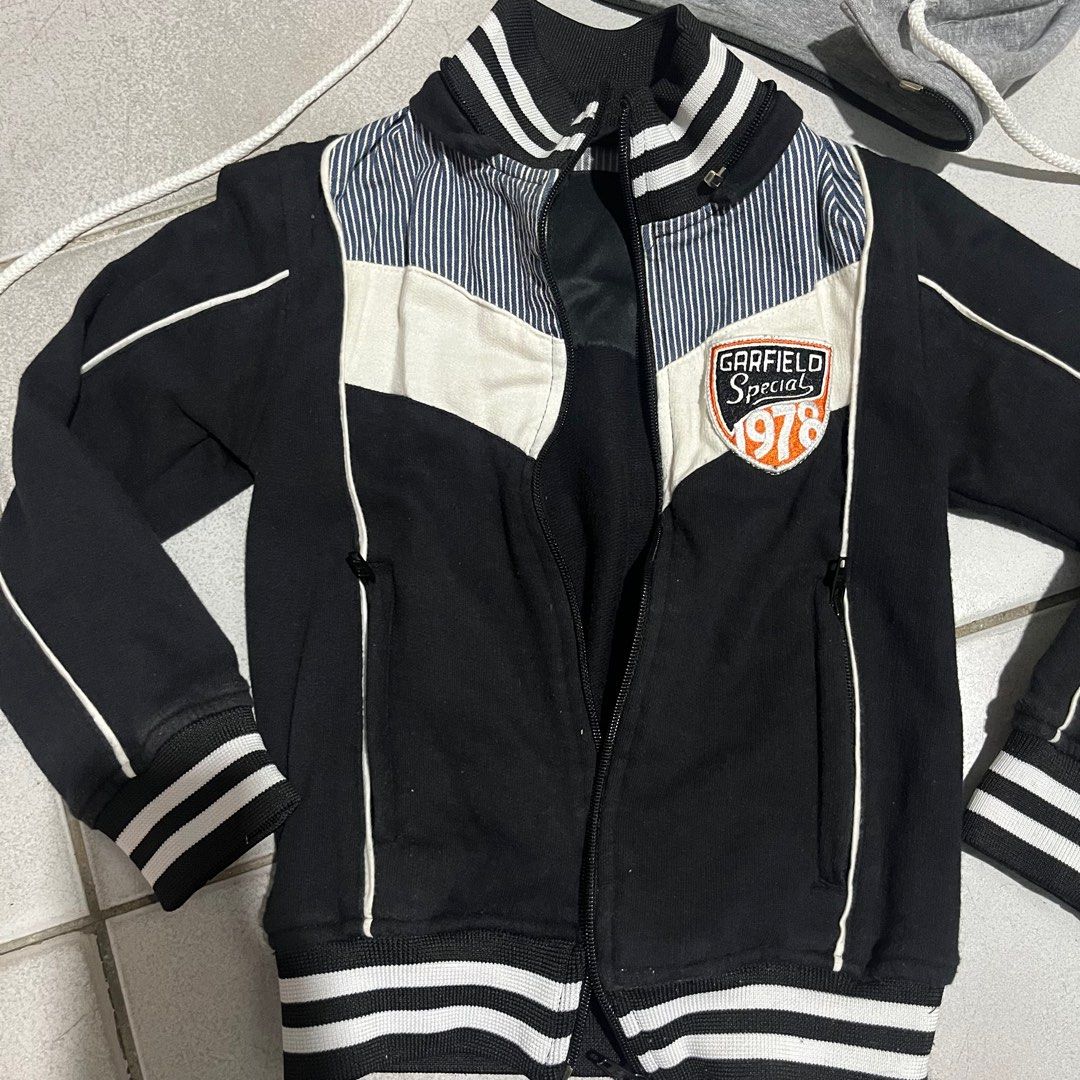 Garfield kids jacket (Category: Babies & Kids Fashion) located in Cavite. Submitted by teamhd (Listing ID 1410955971, Image 3). Description: Fits 3-5 years of age Detachable hoodie.
