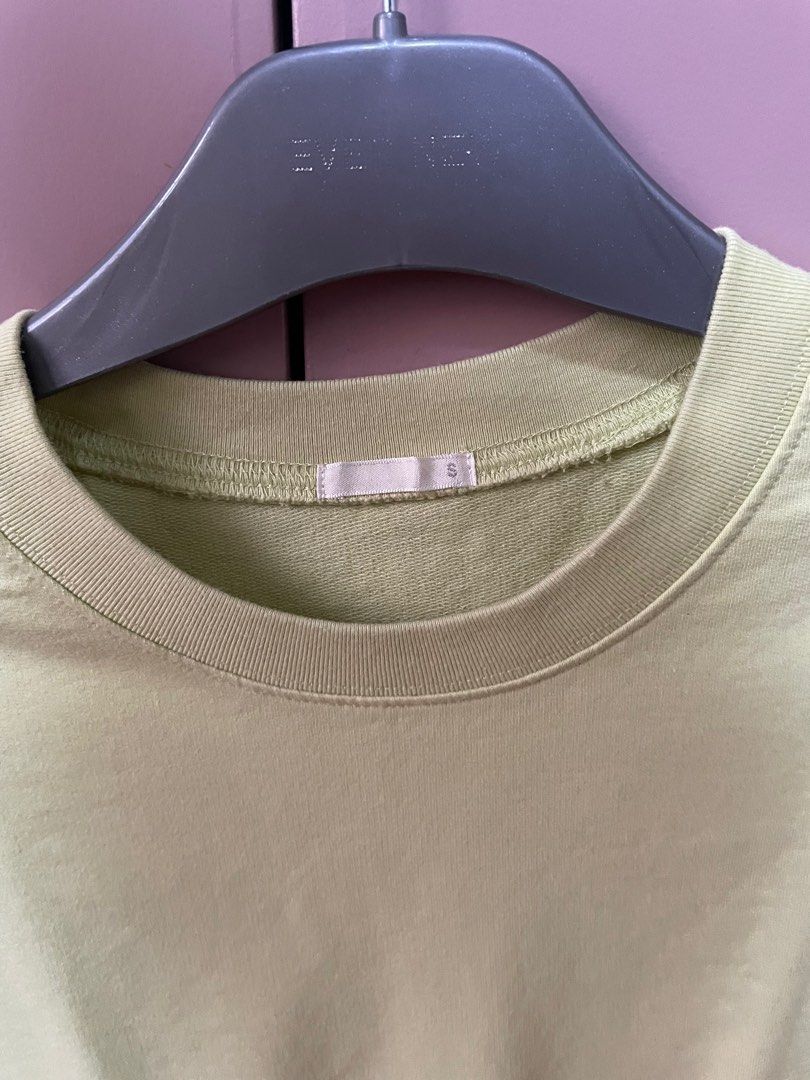 GU Green Oversized T-shirt (Category: Shirts) located in Makati City. Submitted by kimb12 (Listing ID 1410993144, Image 3). Description: - Green crop top - Size: S - Short sleeves - Round neckline - Solid color - Comfortable material - Versatile for casual wear.