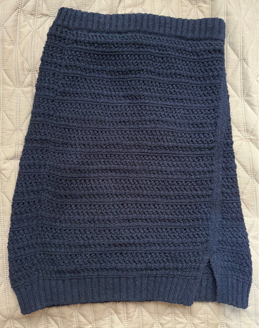 GU Knit Skirt - Navy Blue (Category: Skirts) located in Bacoor. Submitted by winterbear017 (Listing ID 1410917016, Image 1). Description: - GU navy blue knit skirt - Color: Navy blue - Size: S - Design: Textured knit - Features: Slit at hem - Brand new, never used but no tags (I must have removed it thinking I will use but never did) .