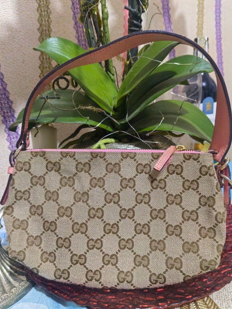 Gucci Handbag with Pink Interior (Category: Luxury Bags & Wallets) located in San Pedro. Submitted by charlie0603 (Listing ID 1404771928, Image 1). Description: - Authentic Gucci handbag - Pink interior - Zipper closure - Gold-toned zipper - Distinct exterior pattern - Visible serial number on pink tag - Well-maintained condition.
