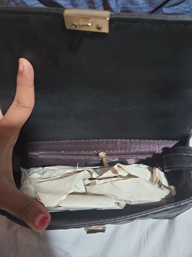Handbag (Category: Bags & Wallets) located in Singapore. Submitted by nnbsaii (Listing ID 1410911368, Image 3). Description: .